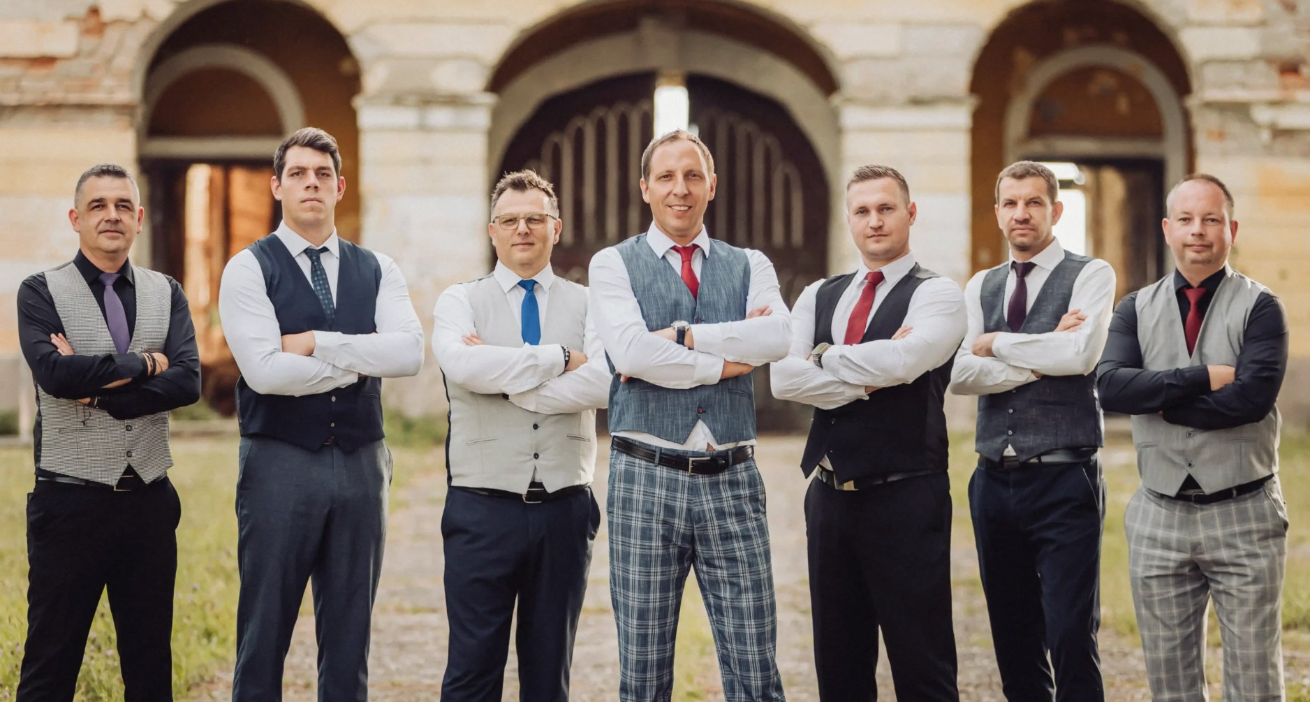 Članovi sastava Garavi ispred stare slavonske kurije
